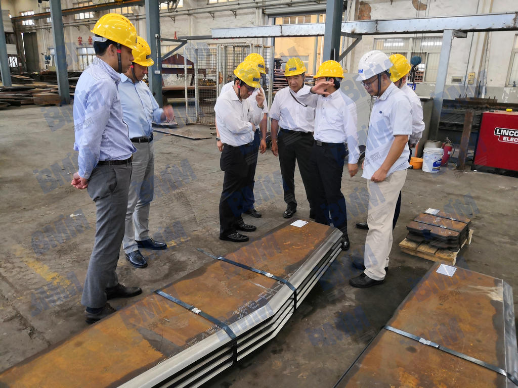 法鋼相關(guān)部門負責(zé)人陪同JFE鋼鐵高層在廠區(qū)內(nèi)參觀4